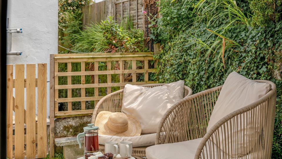 Private courtyard garden at Ealing House - dog-friendly outdoor space Porthleven