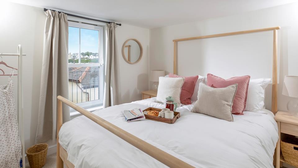 Spacious king size bedroom with comfortable bedding at Ealing House Cornwall