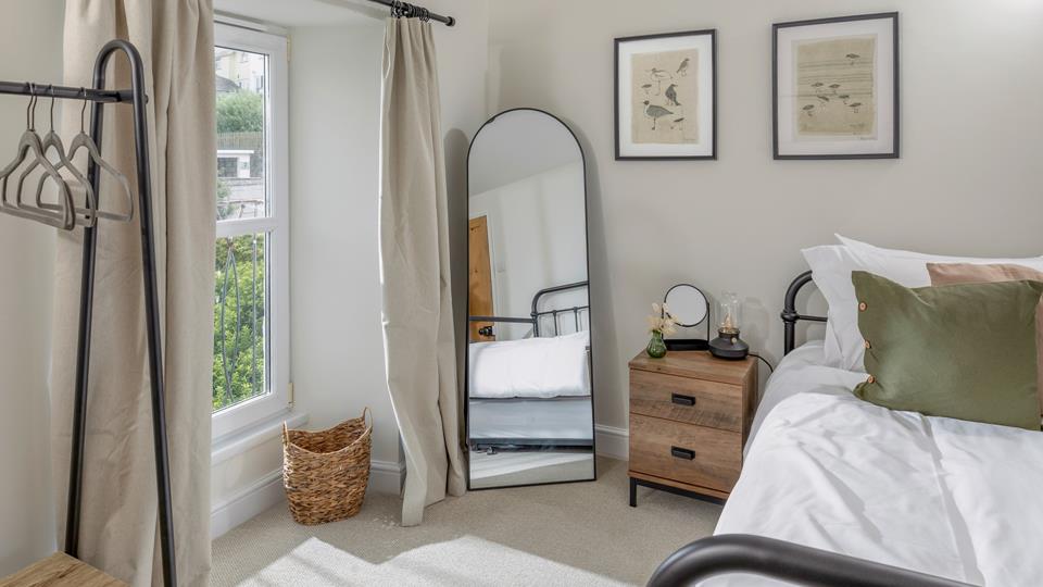 Single bedroom with pull-out trundle bed at Ealing House - sleeps 6 guests